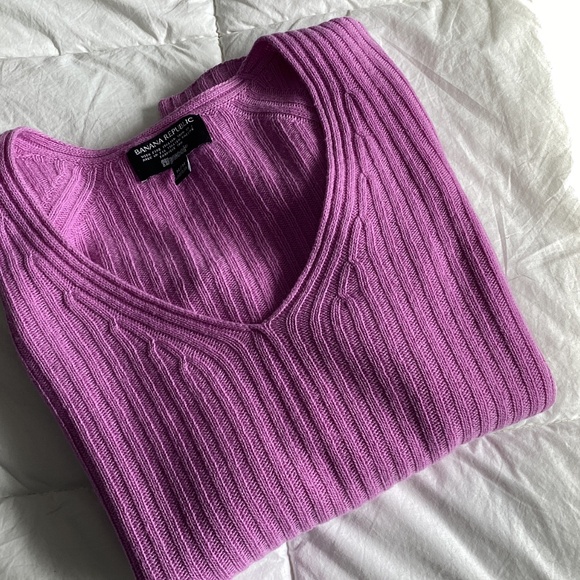 BANANA REPUBLIC LIGHTWEIGHT V NECK FILPUCCI ITALIAN YARN RIBBED FITTED SWEATER - Picture 10 of 10